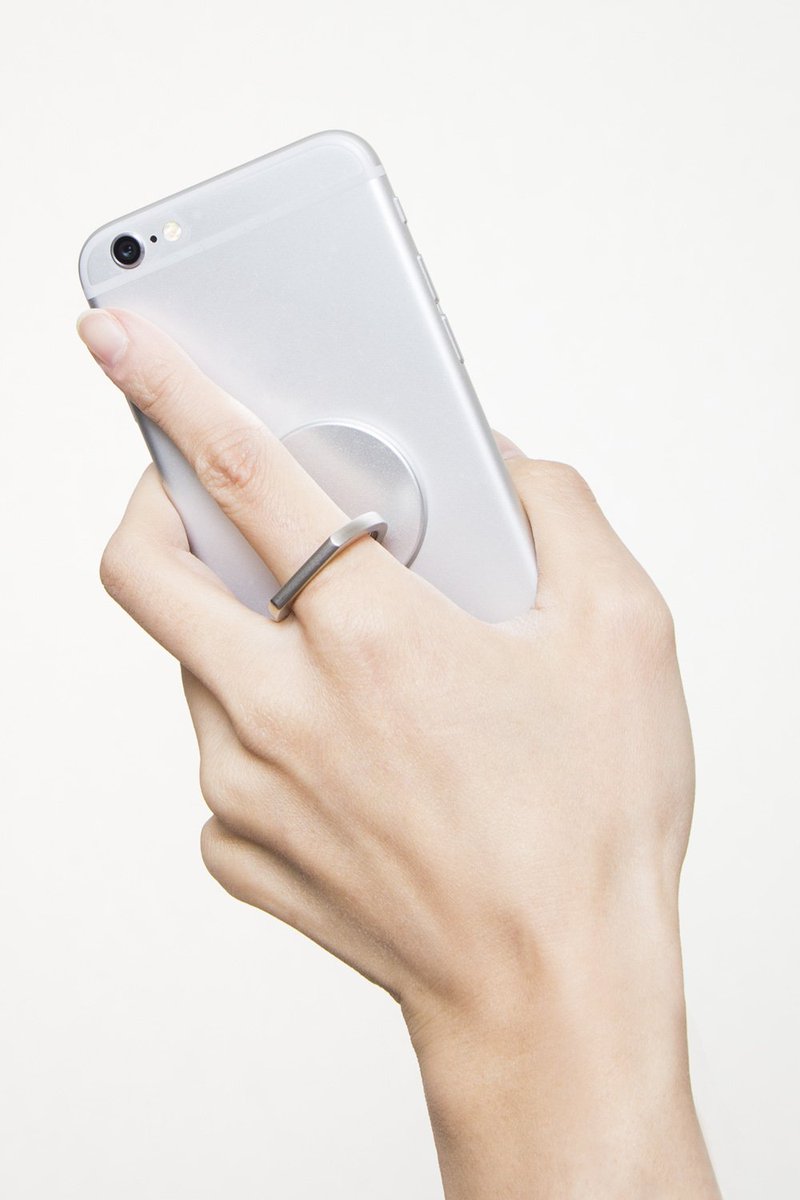 3coinsスリーコインズ 公式 Newじゃ スマホリング 300 税 スマホに貼り付けるだけ 落下防止や スマホ立てとしても使えるスグレモノ 3coins T Co Zik6np6uvz