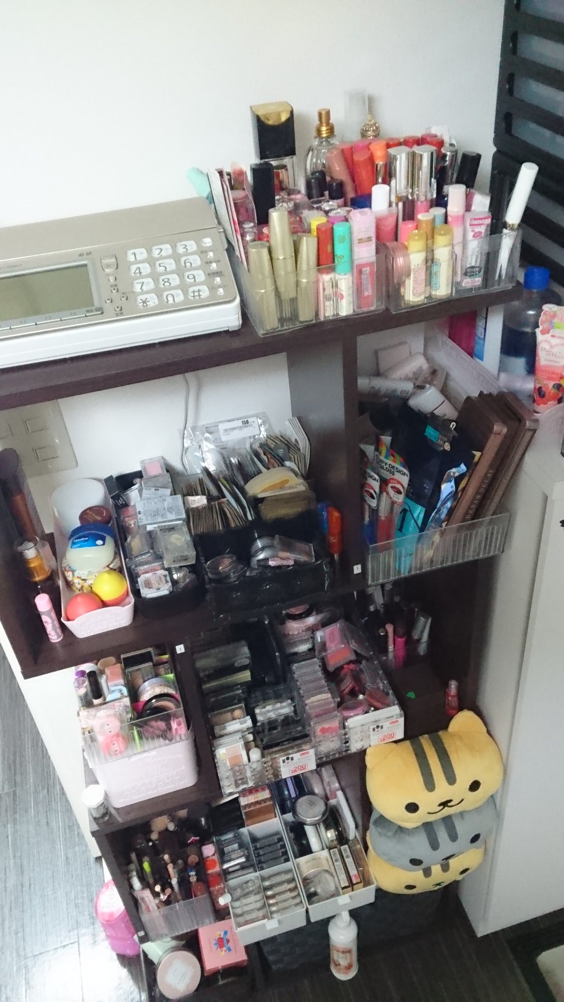 ｅ 化粧品 一旦は完全整理終了 こまこまともう少しあるんだけどこんなもんです 現在使ってるパック ハンドクリームとかボディークリームのみ出してストックは別収納 一番下のボックスはつけま コスメ収納 コスメ好きさんと繋がりたい メイク好き