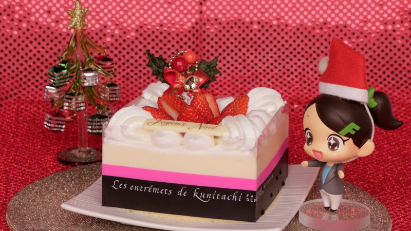 famima_now's tweet photo. クリスマスにはちょっと珍しい？スクエア型のケーキはいかがでしょうか☆【スクエアストロベリーケーキ】のホイップクリームの中には、マスカルポーネチーズを使用したコクのあるチーズムースといちごのピューレが♡甘すぎず上品なお味かもです♪https://t.co/HUnhmc5bUV https://t.co/e6YcAl5W3b