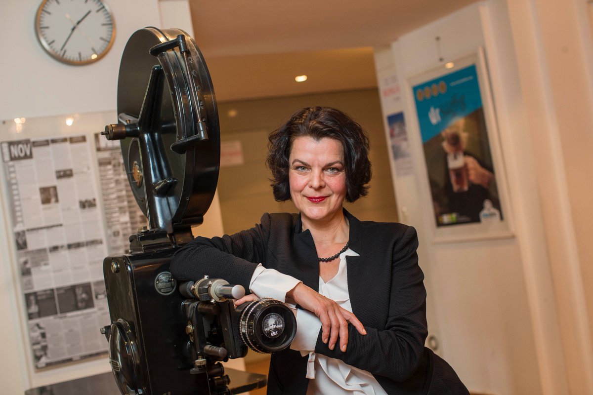 Bequemlichkeit zieht viele auf die Couch statt ins #Kino - Renate Wurm im #Chefinnengespräch #WomeninBusiness #sbg16 bit.ly/2hs6zft