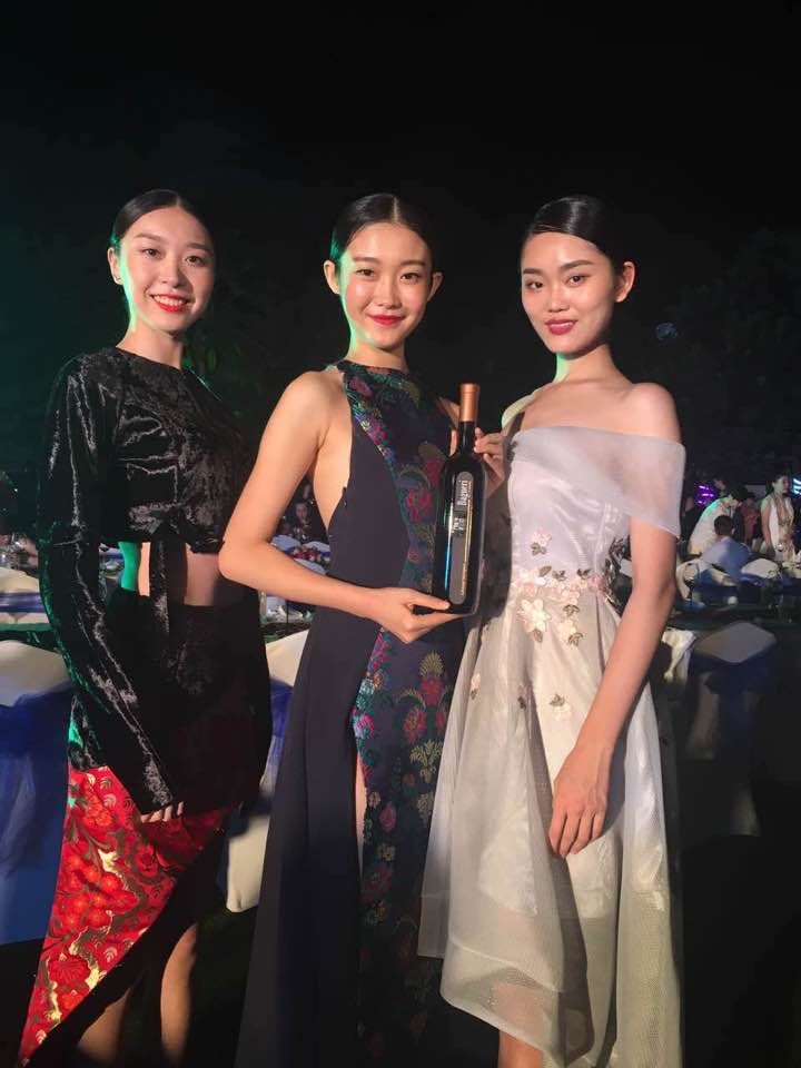 KletBrda's tweet photo. Le tre grazie po Kitajsko. Jim poklonimo lajk? #bagueri #alpswine #china #export #beauty #wine https://t.co/KerZTwdBI9