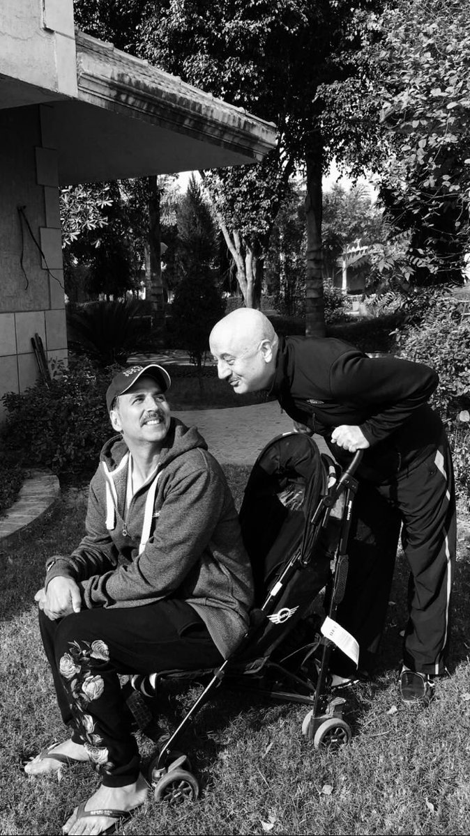akshaykumar's tweet image. A Man who has nurtured so many &amp;amp; taken it upon himself to Babysit me throughout my career🙏🏻 Love &amp;amp; prayers always @AnupamPkher ji,ur Baby AK