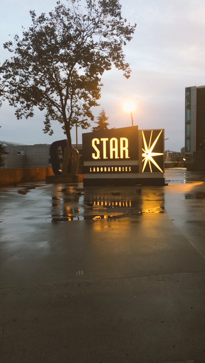 kategray__'s tweet photo. Random #flashbts. #legendsofflarrow #DCcrossover cuz I gotta clean out my phone. Haha! So many nights at bc place! #TheFlash #starlabs https://t.co/HWB6q3QmsO
