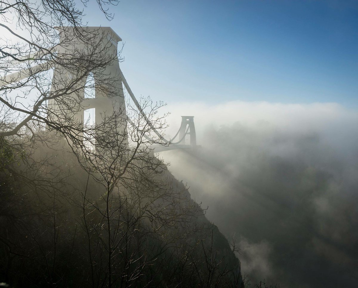 Another beautiful shot of the foggy bridge from one of our Bristol favourites: <a href="/CarolynEaton/">Carolyn Eaton</a> 🙌