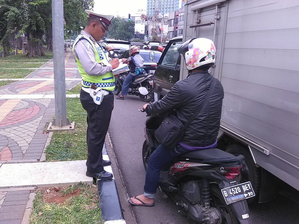 novendri900's tweet photo. @TMCPoldaMetro @HUTAGALUNGfull  Penindakan dg surat Tilang trhadap pengendara yg melanggar peraturan lalu lintas di Jembatan merah Jakpus https://t.co/jSzNAOuXQ3