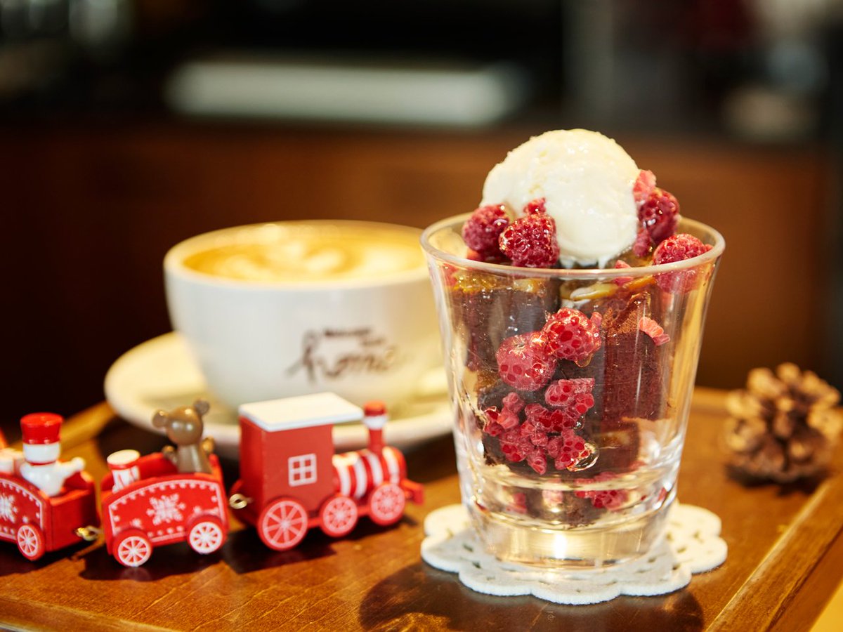 Starbucks_J's tweet photo. Neighborhood and Coffee Storeのホリデーシーズンの楽しみ方。今回はメニューには載っていない、オレ��ジブラウニーとアイスクリームで作るスペシャルなカスタマイズをこっそり教えます。詳しくは公式ブログで。 https://t.co/63wBhcxE9h https://t.co/JJx9gI911L