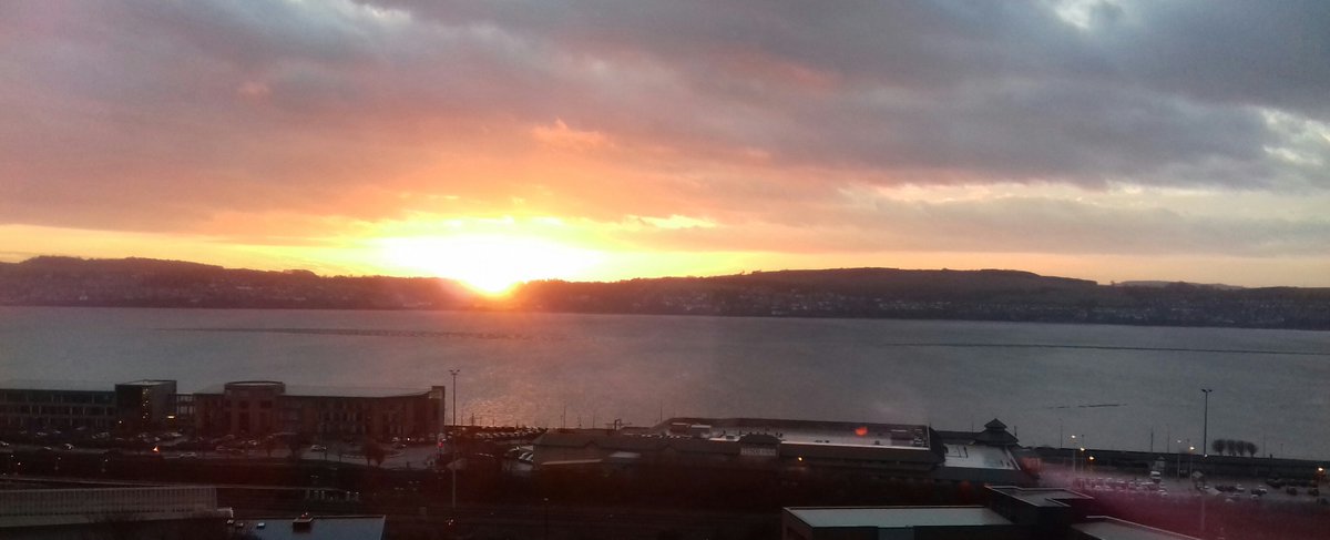 OPDDundee's tweet photo. A spectacular view from the @OPDDundee office window this morning. https://t.co/h7XLK7oC0j
