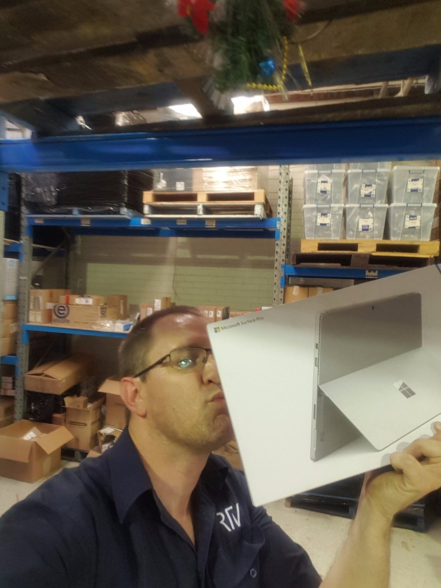 SimonRoberts83's tweet image. True love underneath the mistletoe #DickerData