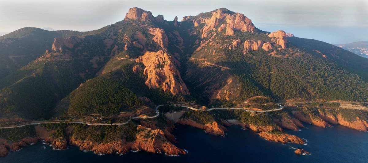 EsterelCoteAzur's tweet image. La Corniche d'Or, ce n'est pas une route, c'est un spectacle pour les yeux ! esterel-cotedazur.com/littoral-var/c… #VisitEsterel #Esterel ©Terbran Paul