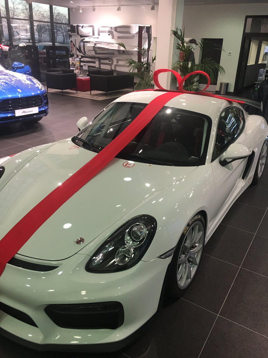 Les commerciaux aga #AXAOuest réunis au Mans pour préparer le 🏁 de 2017. Région Ouest, seconde de personne!