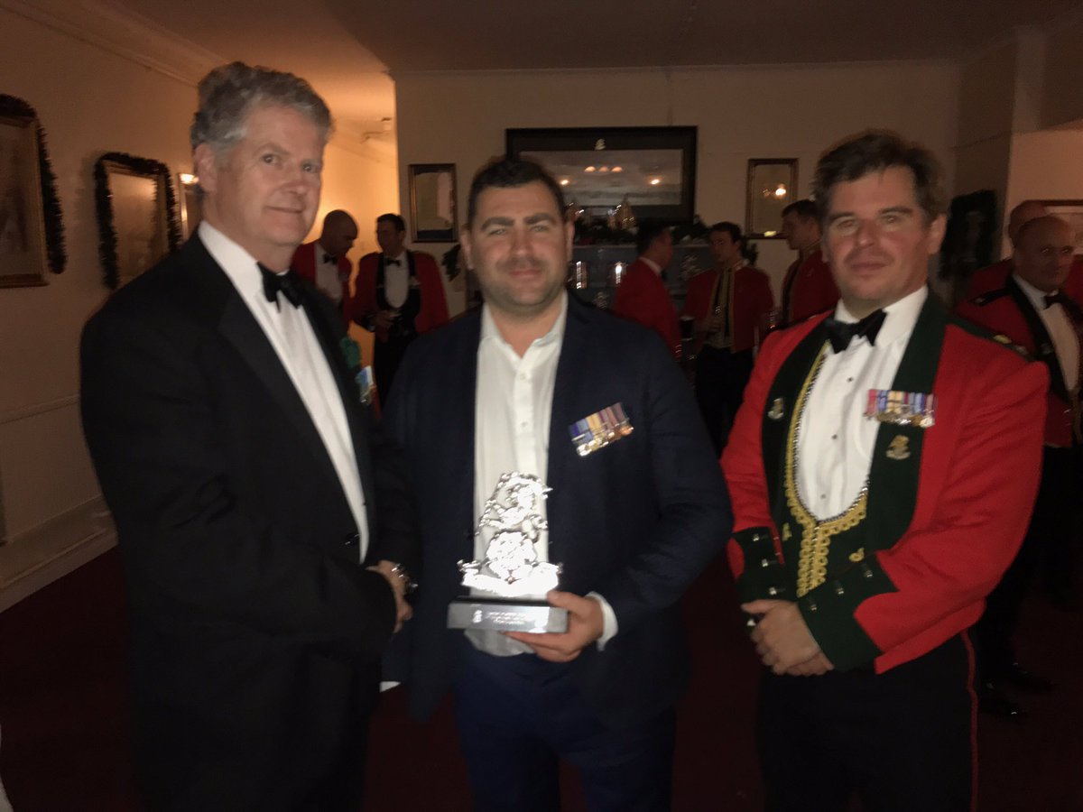 andyreid2506's tweet image. Fantastic night at 2 Yorks @YORKS_REGT boxing night and proud to have been presented with the regimental cap badge for my service