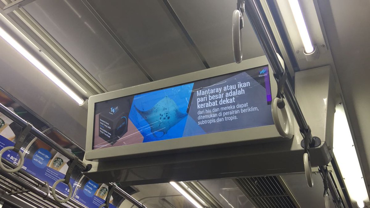 Commuters, musim hujan nih. Daripada basah kuyup, siapin deh pakaian ganti agar penampilan terjaga..