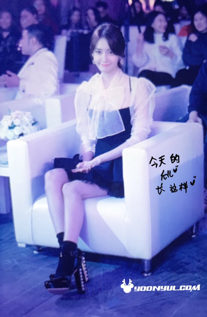 [PIC][13/14-12-2016]YoonA khởi hành đi Thượng Hải - Trung Quốc để tham dự sự kiện "2016 CeCi 美丽盛典/Beauty Awards" vào sáng nay - Page 2 CznuDz_UcAAYZL1