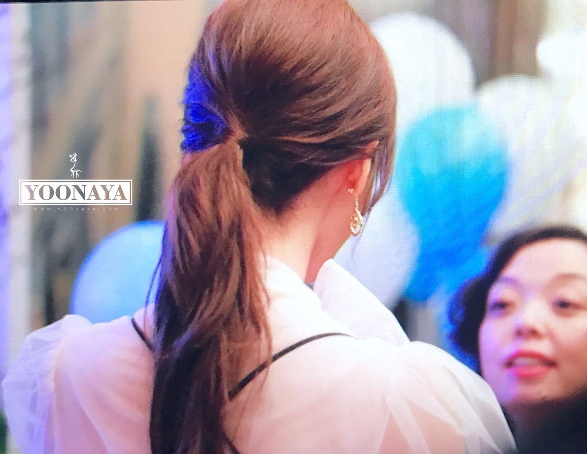 [PIC][13/14-12-2016]YoonA khởi hành đi Thượng Hải - Trung Quốc để tham dự sự kiện "2016 CeCi 美丽盛典/Beauty Awards" vào sáng nay - Page 2 CznuEStUkAAYhD2