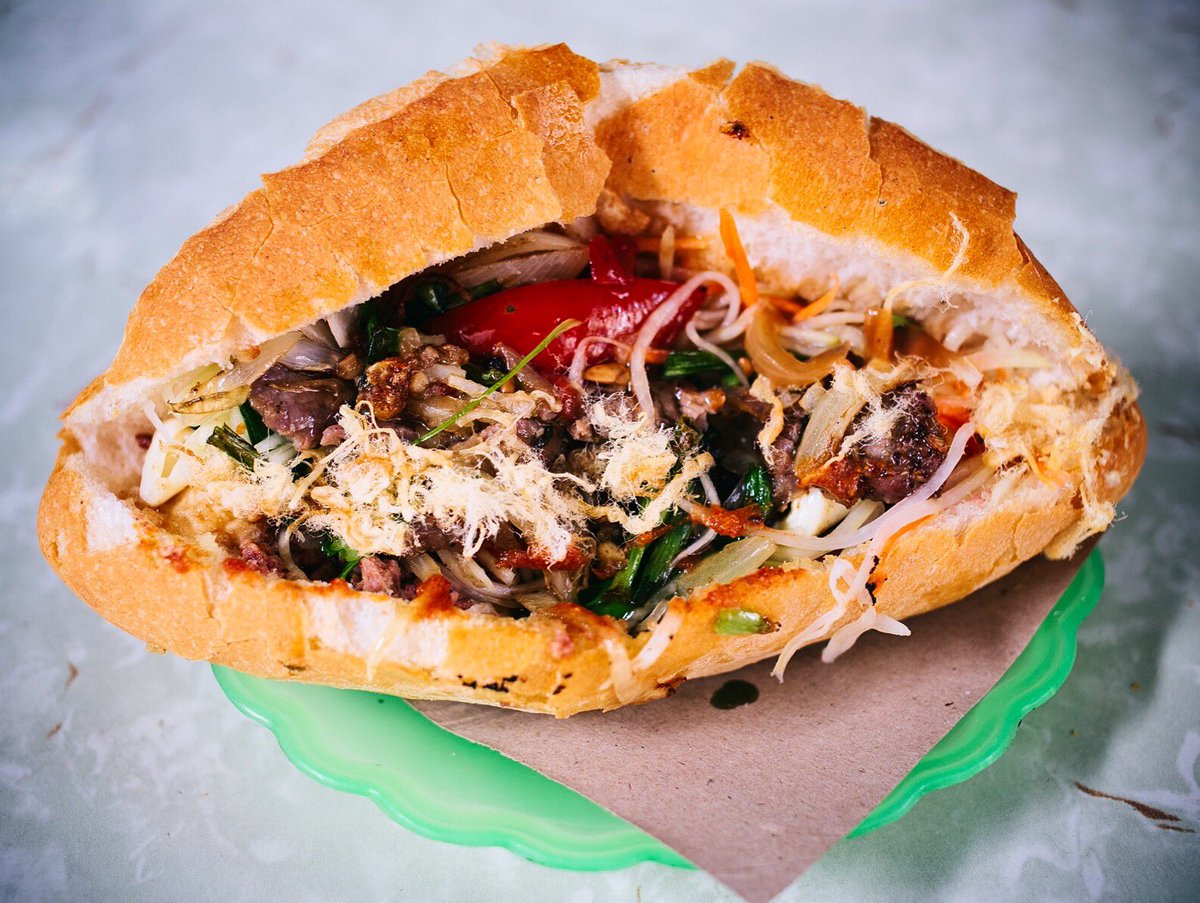yonderpostcards's tweet photo. vietnomnomnomnomnom #food #vietnam #streetfood #bahnmi https://t.co/k4jWFV7H94
