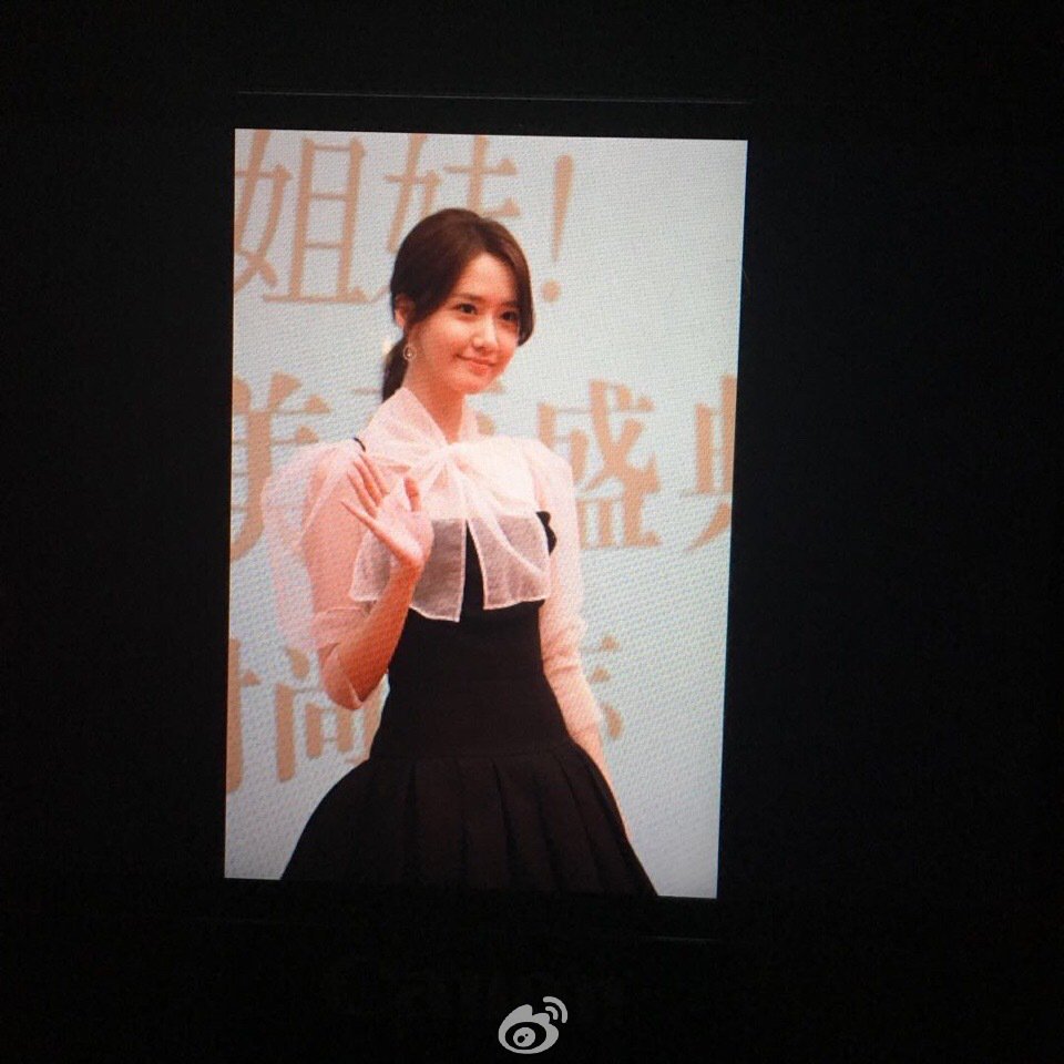 [PIC][13/14-12-2016]YoonA khởi hành đi Thượng Hải - Trung Quốc để tham dự sự kiện "2016 CeCi 美丽盛典/Beauty Awards" vào sáng nay - Page 2 Cznv9A1VQAITWAX