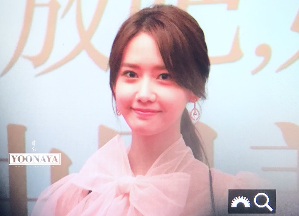 [PIC][13/14-12-2016]YoonA khởi hành đi Thượng Hải - Trung Quốc để tham dự sự kiện "2016 CeCi 美丽盛典/Beauty Awards" vào sáng nay - Page 2 CznvJE9VEAAl5vR