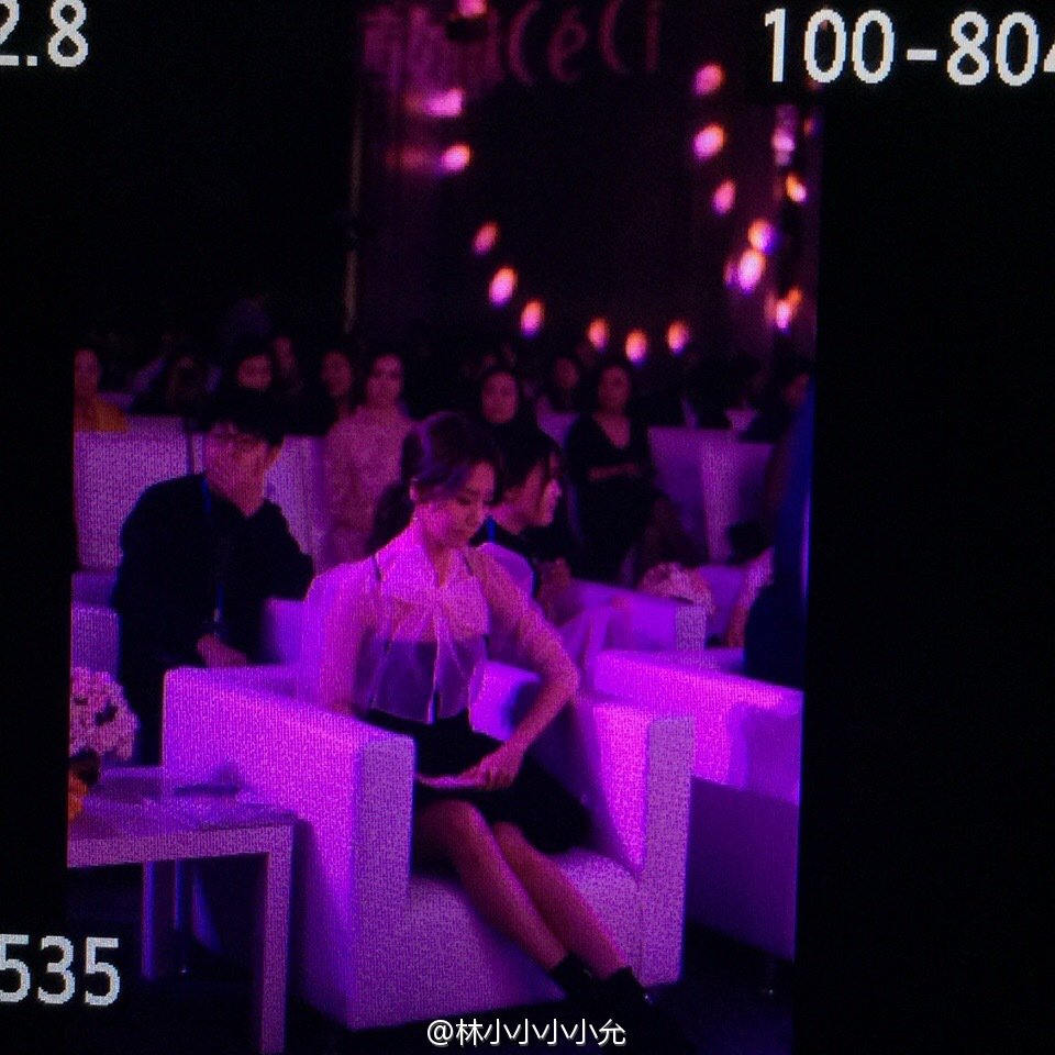 [PIC][13/14-12-2016]YoonA khởi hành đi Thượng Hải - Trung Quốc để tham dự sự kiện "2016 CeCi 美丽盛典/Beauty Awards" vào sáng nay - Page 2 CznxsEFWIAAvXqO