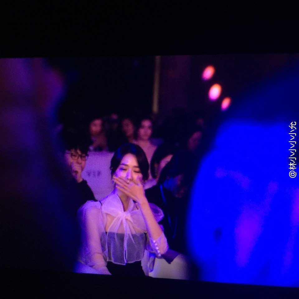 [PIC][13/14-12-2016]YoonA khởi hành đi Thượng Hải - Trung Quốc để tham dự sự kiện "2016 CeCi 美丽盛典/Beauty Awards" vào sáng nay - Page 2 CznxzMvWQAQO1M7
