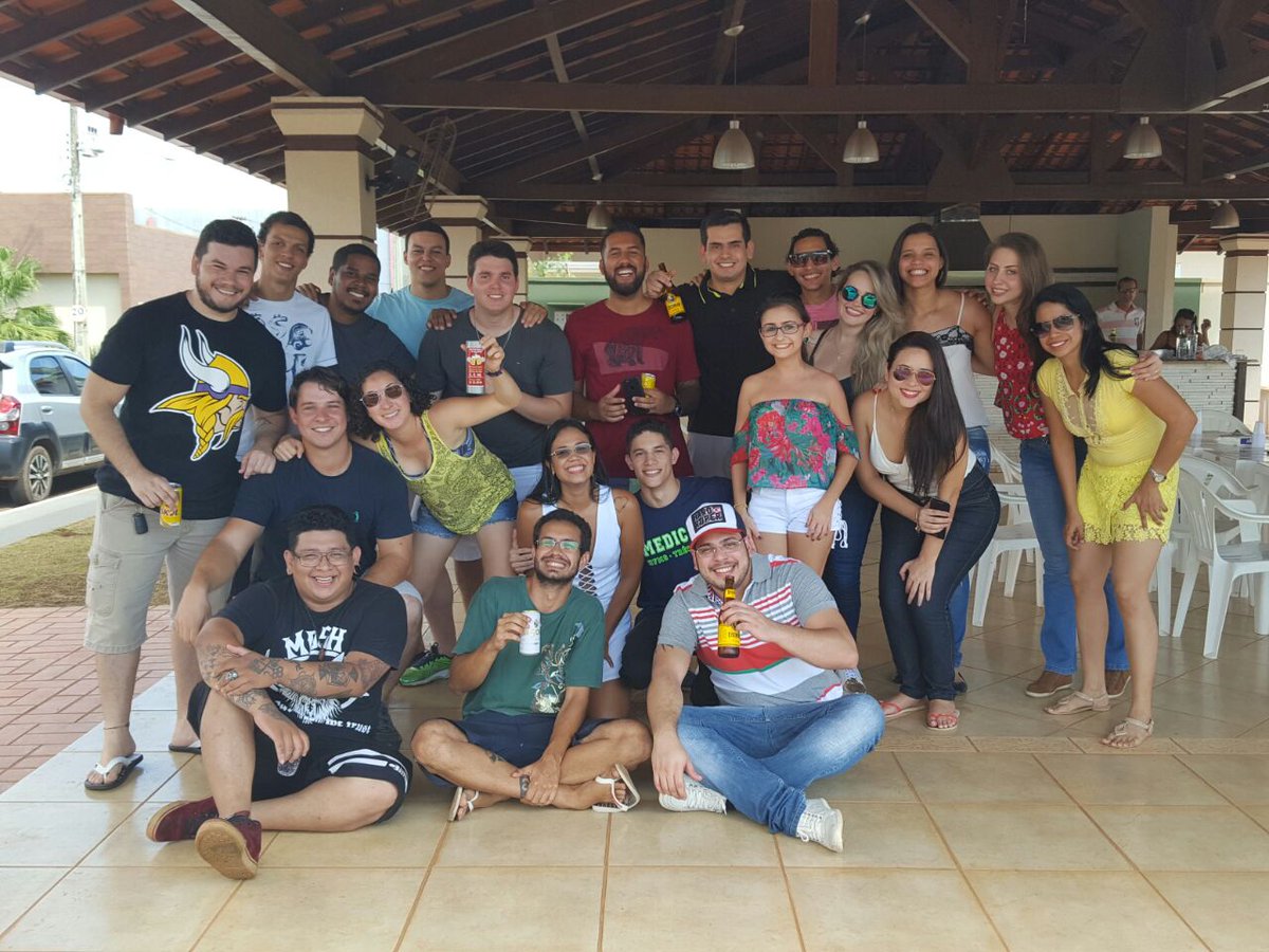 aneeregina's tweet photo. Depois de 5 anos sem usar o twitter, aqui estou, voltando em grande estilo #ENCONTRODEEXALUNOS #8ANOSDEPOIS #amelhorturma #quesejaprasempre https://t.co/EcpXVII58s