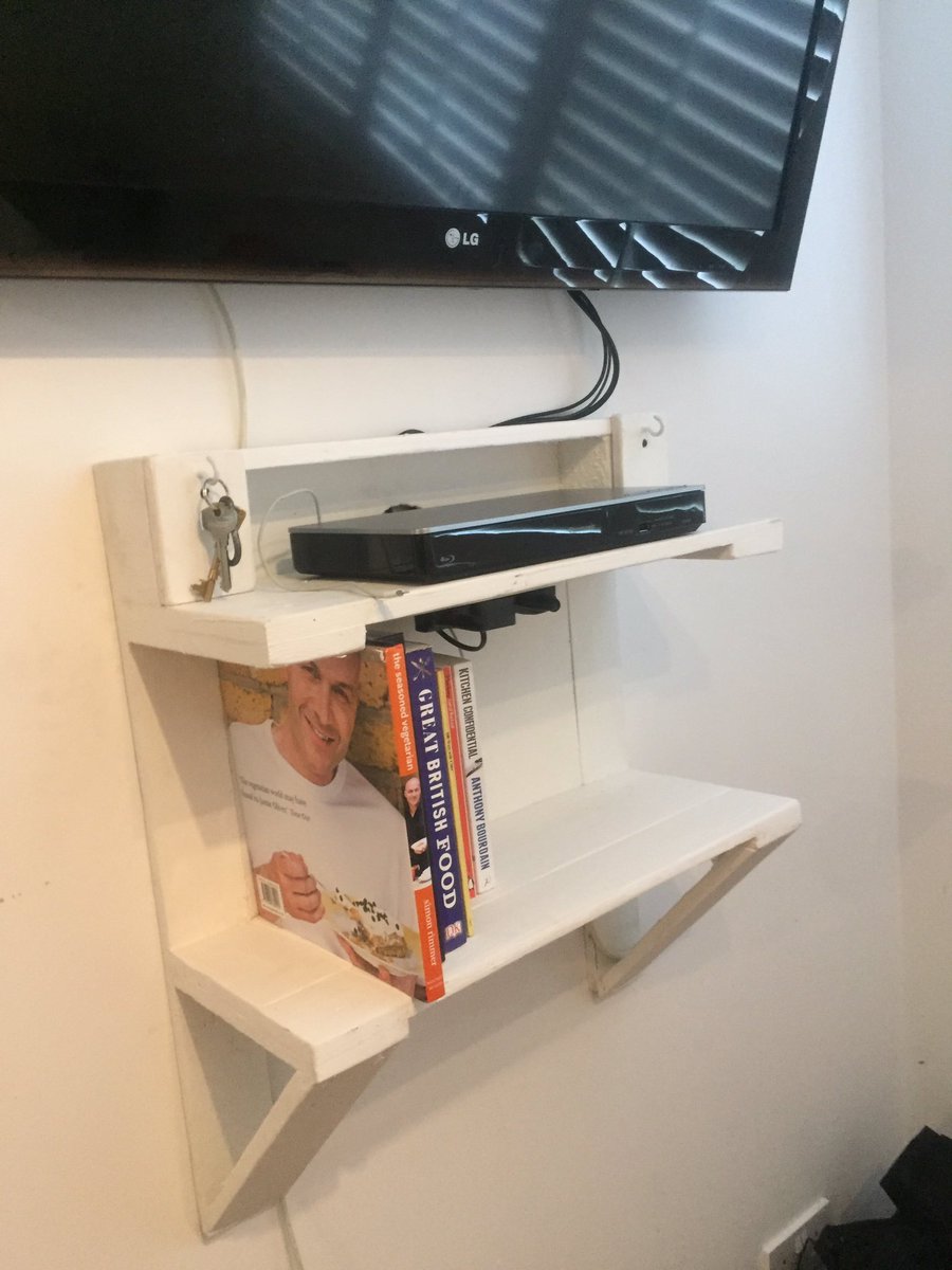 LewisStafford's tweet photo. The finished article! Although I may have to shuffle the books, @simonrim keeps looking at me! #UpcycledHour #upcycling #paletes #DIY https://t.co/NqCdJHTpbB
