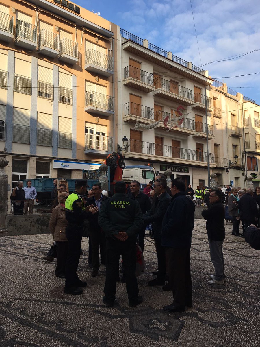 MasRazonqUnSant's tweet photo. Intento de retirada de Cruz de los Caidos en Callosa del Segura
Los vecinos en la calle impidiéndolo
RT Y ACUDE
Defiende tu historia y tu Fe https://t.co/wAJljaO7FN