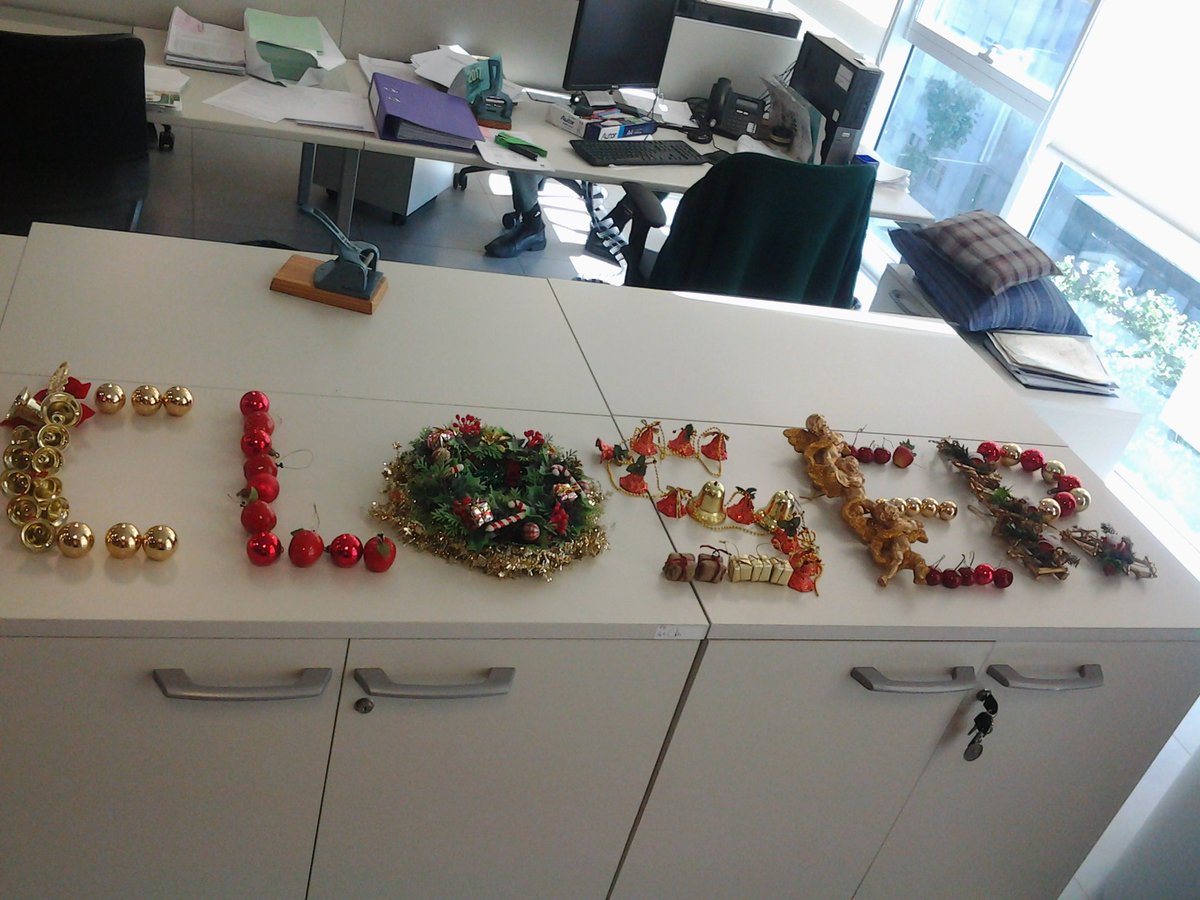 RafaEtcheverry's tweet photo. En la office: "Q bueno, Rafa va a armar el🎄"... NOOOO! 😄1°@RadioOne1037 #CloserEnOne #PersonalAudioSystem @TheChainsmokers Te 💛One 😙👍✨ https://t.co/VzARF3qmLZ