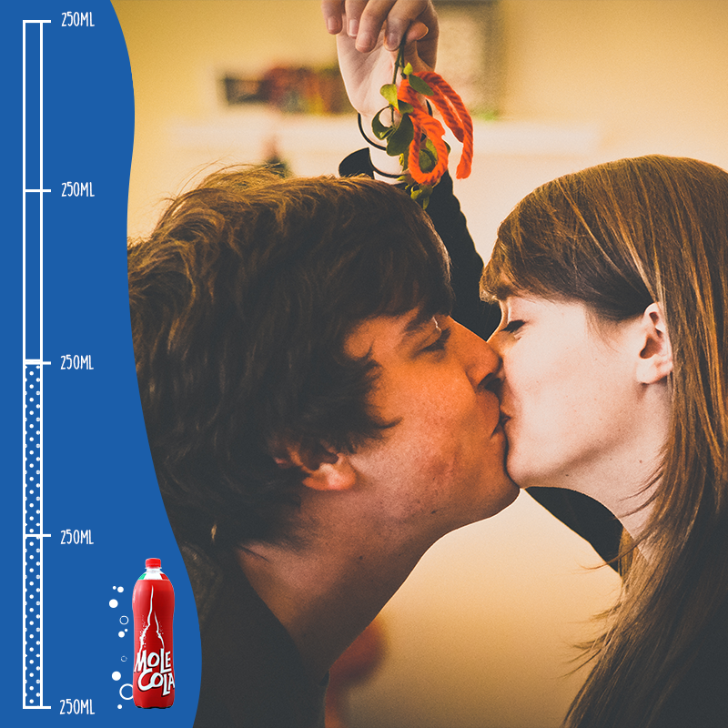 Molecola_'s tweet photo. Questo Natale baci sotto il vischio e cin cin di #Molecola. 
#bevimolecola https://t.co/5y4Kb42d4X