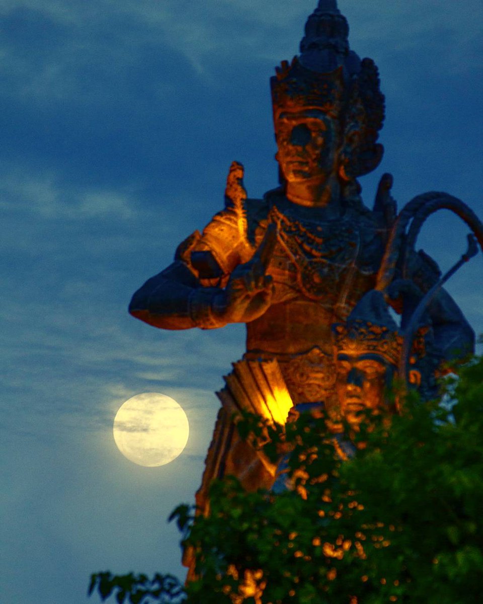 infoAstronomy's tweet photo. Sudah cek langit malam ini? Ada Bulan Purnama yang menjadi Supermoon terakhir tahun 2016. https://t.co/juCEt6OJN7 https://t.co/liEEwsWUvm