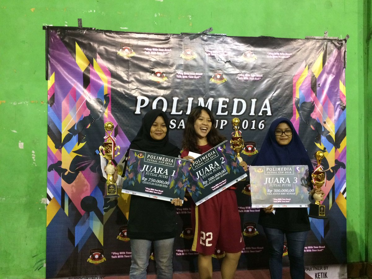 Penyerahan piala juara 1,2, dan 3 putri, yang diraih oleh TGK juara 1, ADV juara 2, PNB juara 3