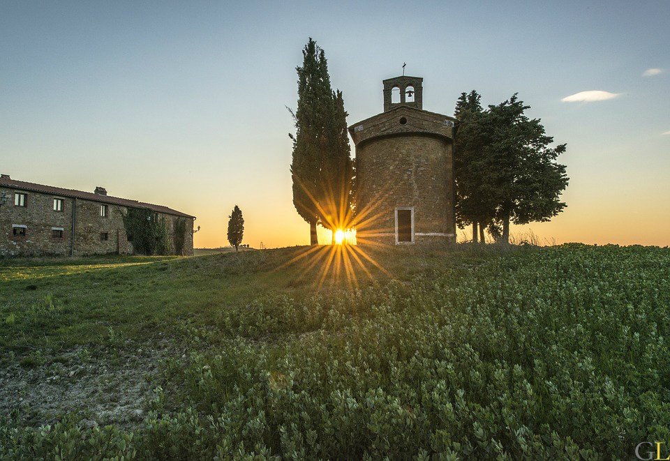 Goldleaf_Italy's tweet photo. "Colline di Toscana, coi loro celebri poderi, le ville, i paesi che sono quasi città: la più commovente campagna che esista." 
(F.Braudel) https://t.co/jVVQkCLiuA