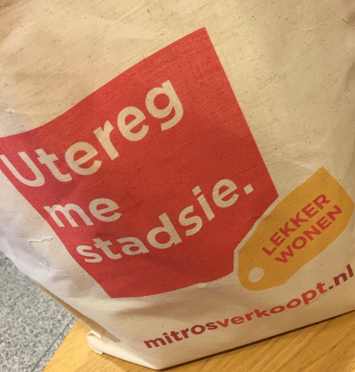 Aanwezig bij de notaris, huidige huurder koopt haar woning van Mitros <a href="/MitrosVerkoopt/">Mitros Verkoopt</a> <a href="/MakelaarGevaert/">Gevaert Makelaars</a>