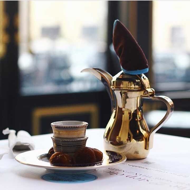 ﻫﺬﺍ ﺍﻟمساء ﻳﺤﺘﺎﺝ ﺩﻟﻪ ﻭﻓﻨﺠﺎﻝ
ﻭﻗﻠﻮﺏ ﻳﻨﺒﻊ ﻣﻦ ﺻﻔﺎﻫﺎ ﺍﻟﻌﺬﻭﺑﻪ

ﻻﻓﻜﺮﻭﺍ ﺑﺪﻧﻴﺎ ﻭﻻﻓﻜﺮﻭﺍ ﺑﻤﺎﻝ
ﻭﺍﻟﻀﻴﻖ ﻟﻮ ﻫﻮ ﺣﻮﻟﻬﻢ ﻣﺎﺩﺭﻭﺍ ﺑﻪ💕

يسعد مساكم🌸🍃