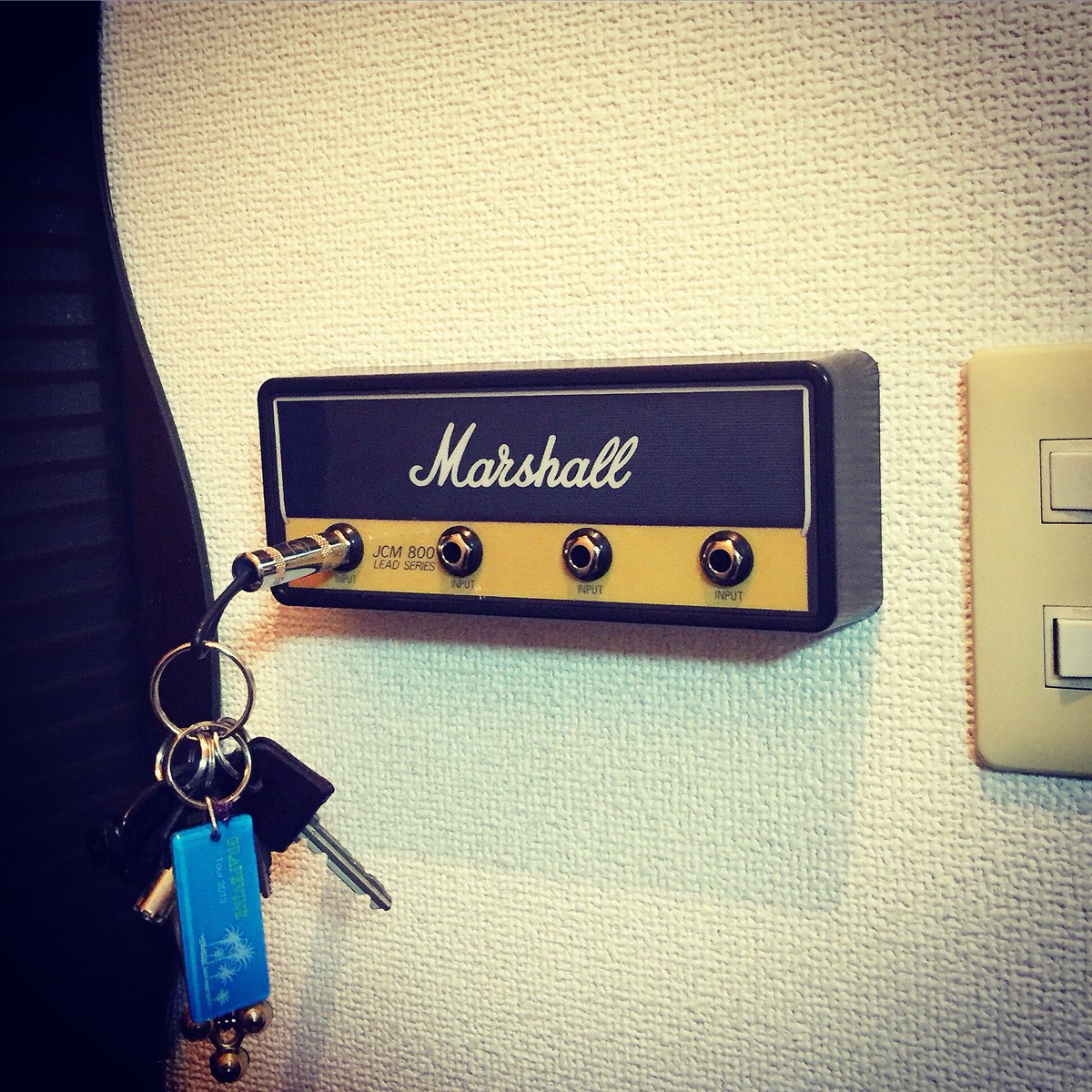 mobydick_saeki's tweet photo. 30分ほど大工仕事して取り付け完了。玄関がおしゃれになりました。鍵も片付いてスッキリ。
#pluginz #pluginzkeychains #MarshallAmps #marshallamp #guitaramp #guitaramps #雑貨 #おしゃれ雑貨 https://t.co/awAGjEbSV3