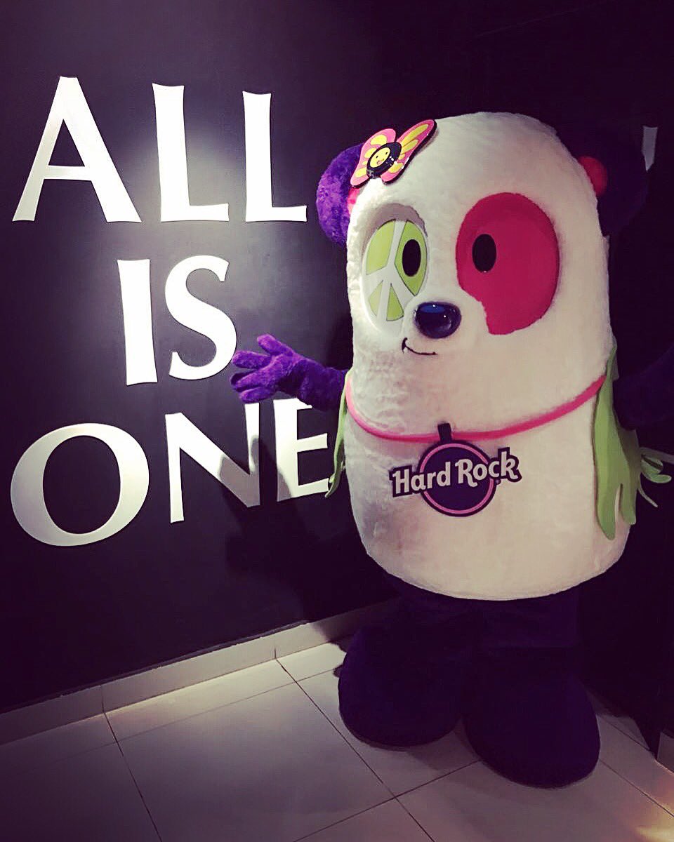 hrhbali's tweet photo. Razzi in action! ALL IS ONE ☝🏻️
#allisone #motto #hardrock #roxity #roxtars #hardrockhotels #thisishardrock #hardrockhotelbali https://t.co/jWydPBCNRc