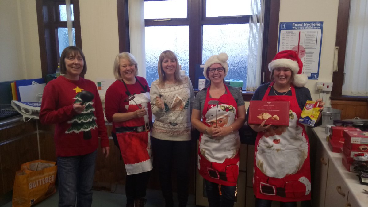 musson_mel's tweet photo. Cooking Christmas Dinner for homeless at Bethany Trust @MandyKermath @angiesmiffy @LynMElder @bofagaz @AJdinosaur27 #spreadingchristmascheer https://t.co/xgD5GDJKhd
