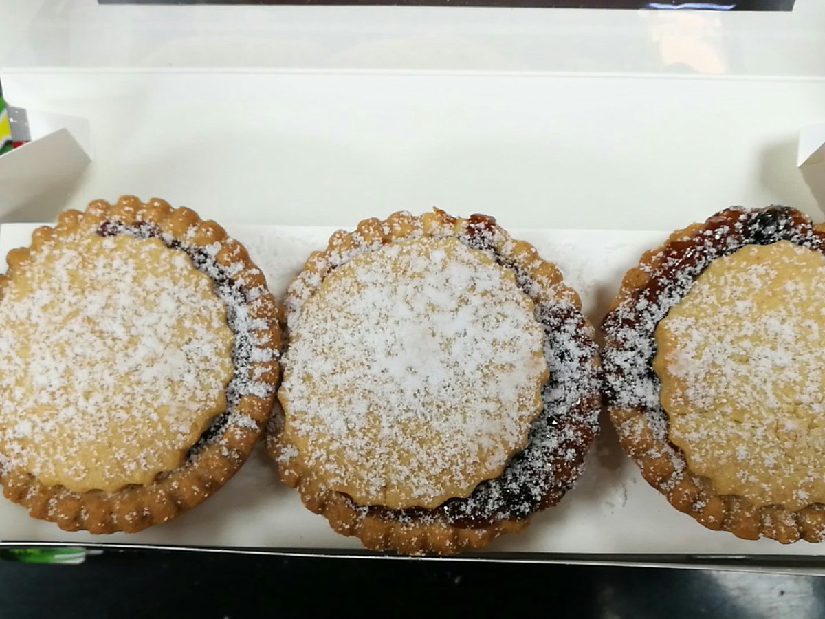 5adayFresh's tweet photo. #xmas2016 #Stalybridge #5aday #mincepies #xmaslog #yummytreat thanks to #Mellorsbakery #merrychristmas #Tameside https://t.co/8O8or195P3
