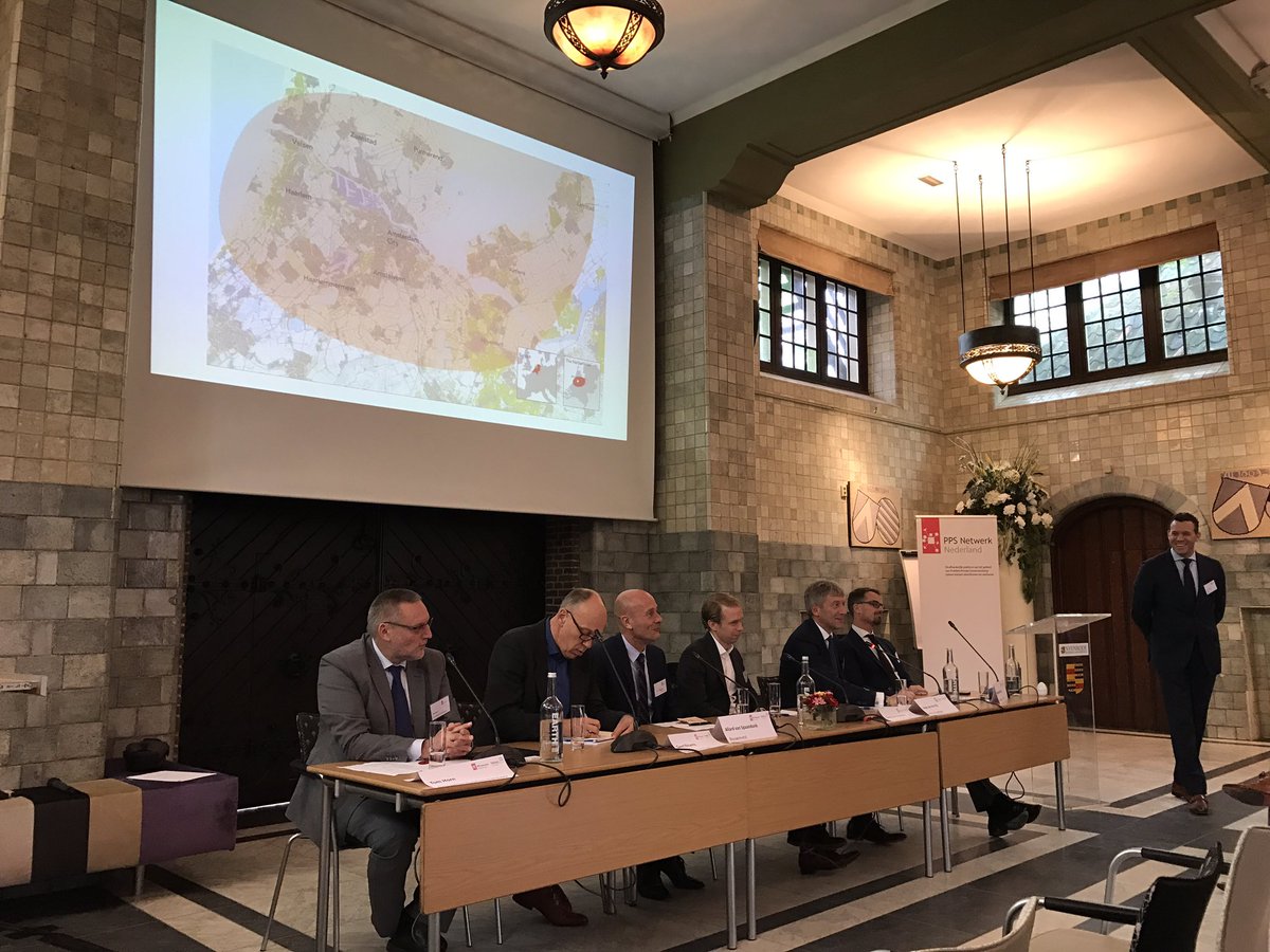 Geanimeerde paneldiscussie o.l.v. <a href="/MLJ_Kuijpers/">Mark Kuijpers</a>. Voor gemeenten, beleggers, corporaties en bouwers is het de kunst om elkaar te vinden.