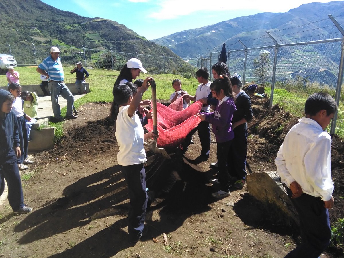 miarboltrujillo's tweet photo. Activos la Brigada Escolar "Los Frailejones", preparando sustrato y llenando bolsas. @OslyCandela, @fundamiarbol, https://t.co/EgnTpBXsOK