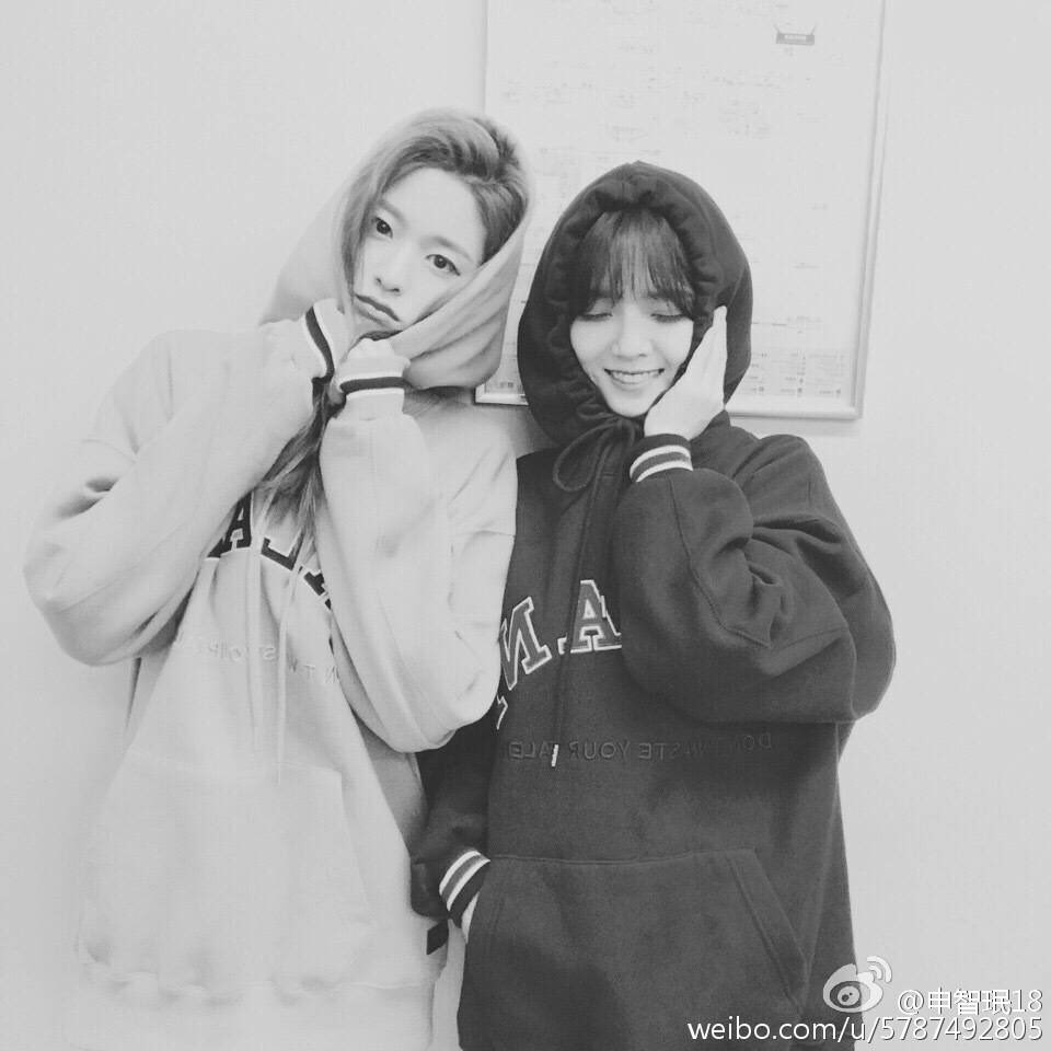 seolhyunhk's tweet photo. 161214 Jimin Weibo update with Seolhyun 

#AOA #Seolhyun #설현 #雪炫
https://t.co/CjuFRMlZrs https://t.co/uwekKbPYDi