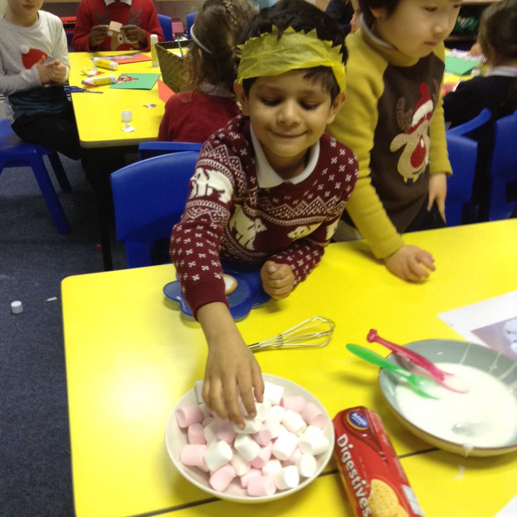 St_MariesY1LO's tweet photo. Christmas crafts! https://t.co/OzLb0z54mv