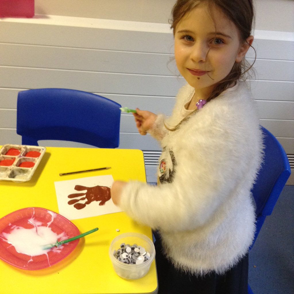 St_MariesY1LO's tweet photo. Christmas crafts! https://t.co/OzLb0z54mv