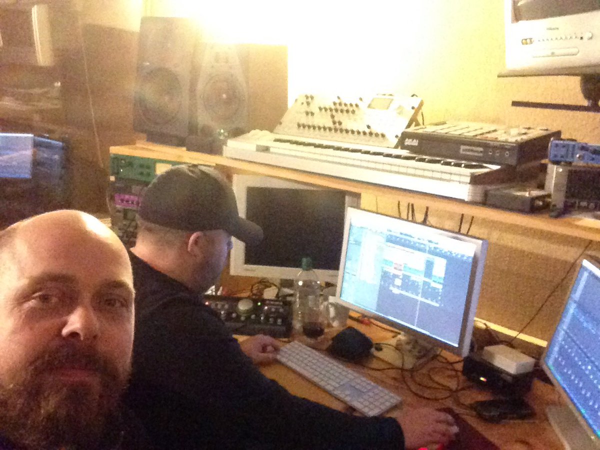 MarkandtheGirls's tweet image. Studio session with in form @Electronicyouth. Track sounding ready to rock dance floors #techhouse #housemusic #ineffect releasing in Feb 17