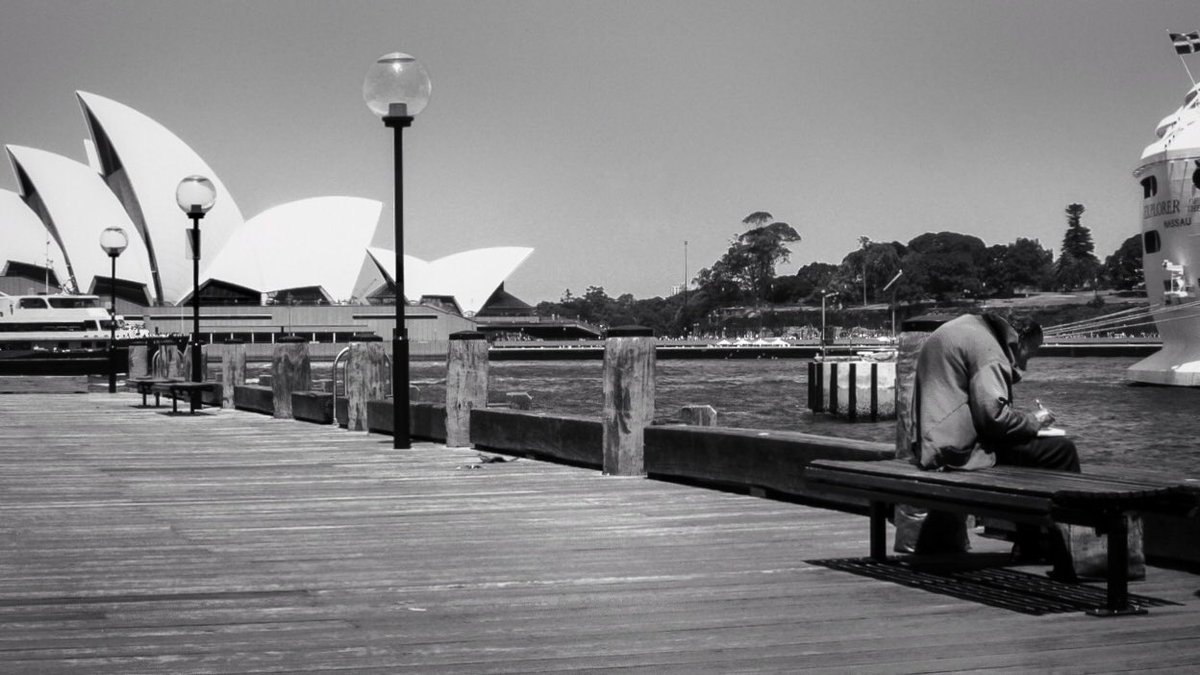 stevedavies69's tweet photo. #Sydney #SydneyOperaHouse #streetphotography #wealthandpoverty https://t.co/VK3DyDp6j6