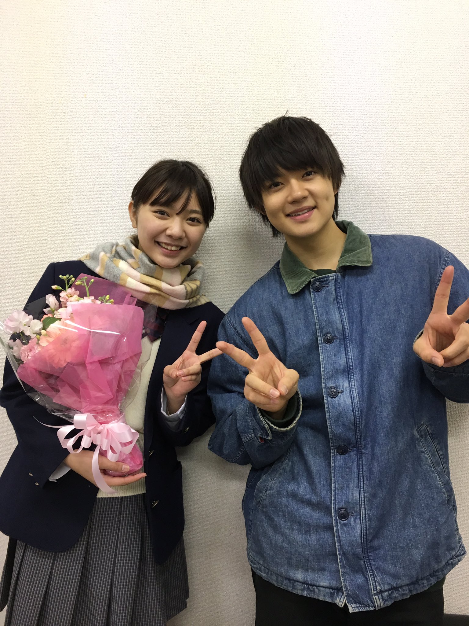 Twitter 上的 アンナチュラル ｔｂｓドラマ公式 少しずつ オールアップのお写真を 成美役の川津明日香さんオールアップ 和樹との撮影が多かったので 最後に記念に2人で撮りました お疲れ様です Tbs 金曜ドラマ 砂の塔 川津明日香 佐野勇斗 T Co