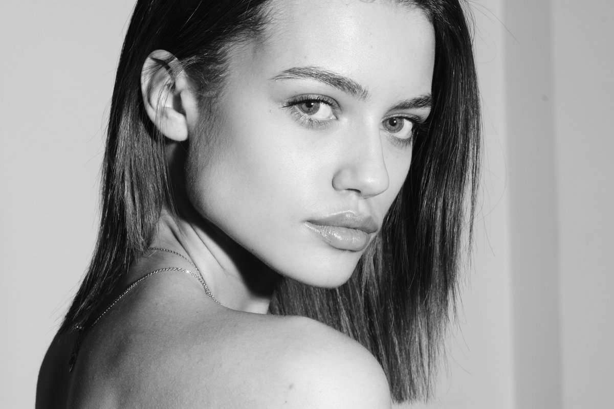 Profile_Models's tweet image. Elle shooting with the amazing @InnisMcAllister #beauty #profilemodel #simple #photography #flawless #style #model #hot
