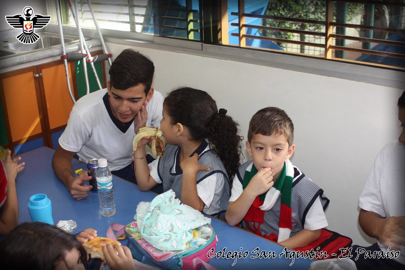 Compartir entre los estudiantes de 5to año y 3er grupo. #EscuelaSomosTodos #FrasesCsap #Promo56