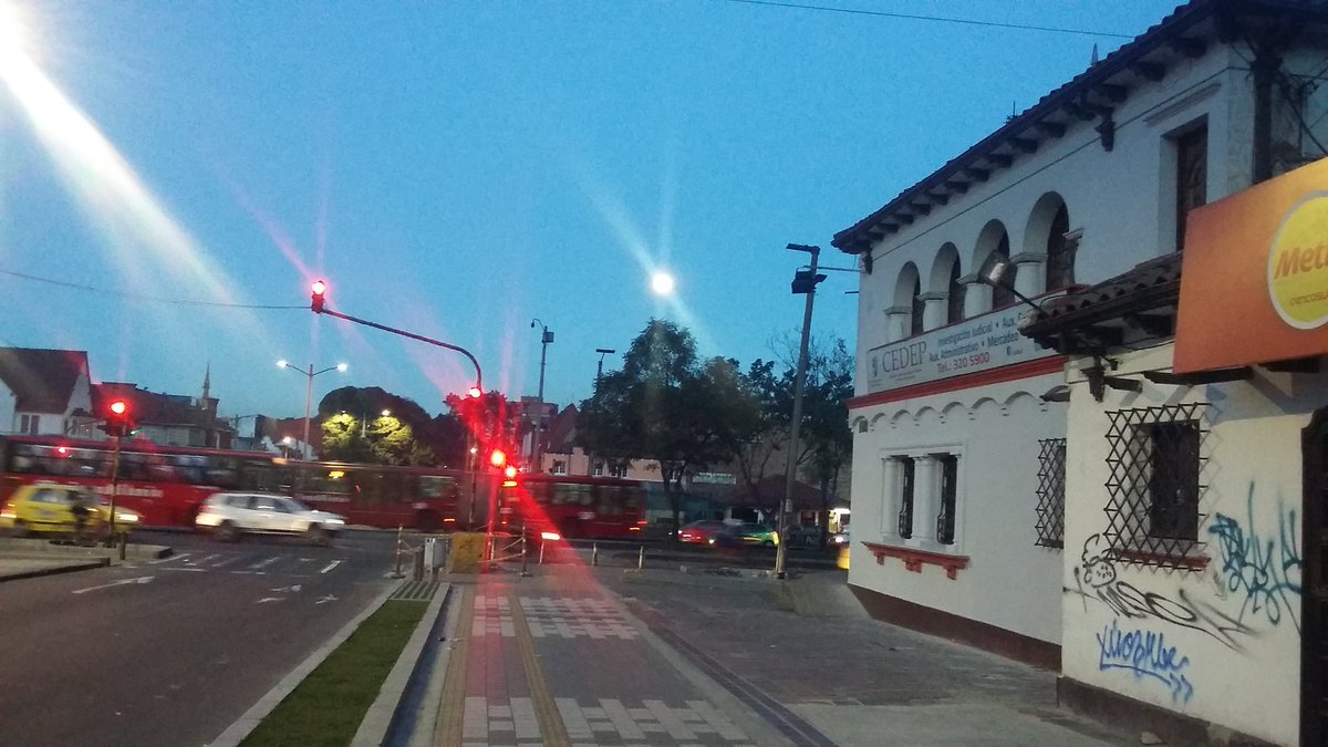 Ptulande's tweet photo. Luminoso amanecer en Bogotá.  Que sea preámbulo de cosas buenas. @JACOBOSOLANOC @luisyepesb @LuzO_ @cespedescomenta https://t.co/ONWbJpi0O2