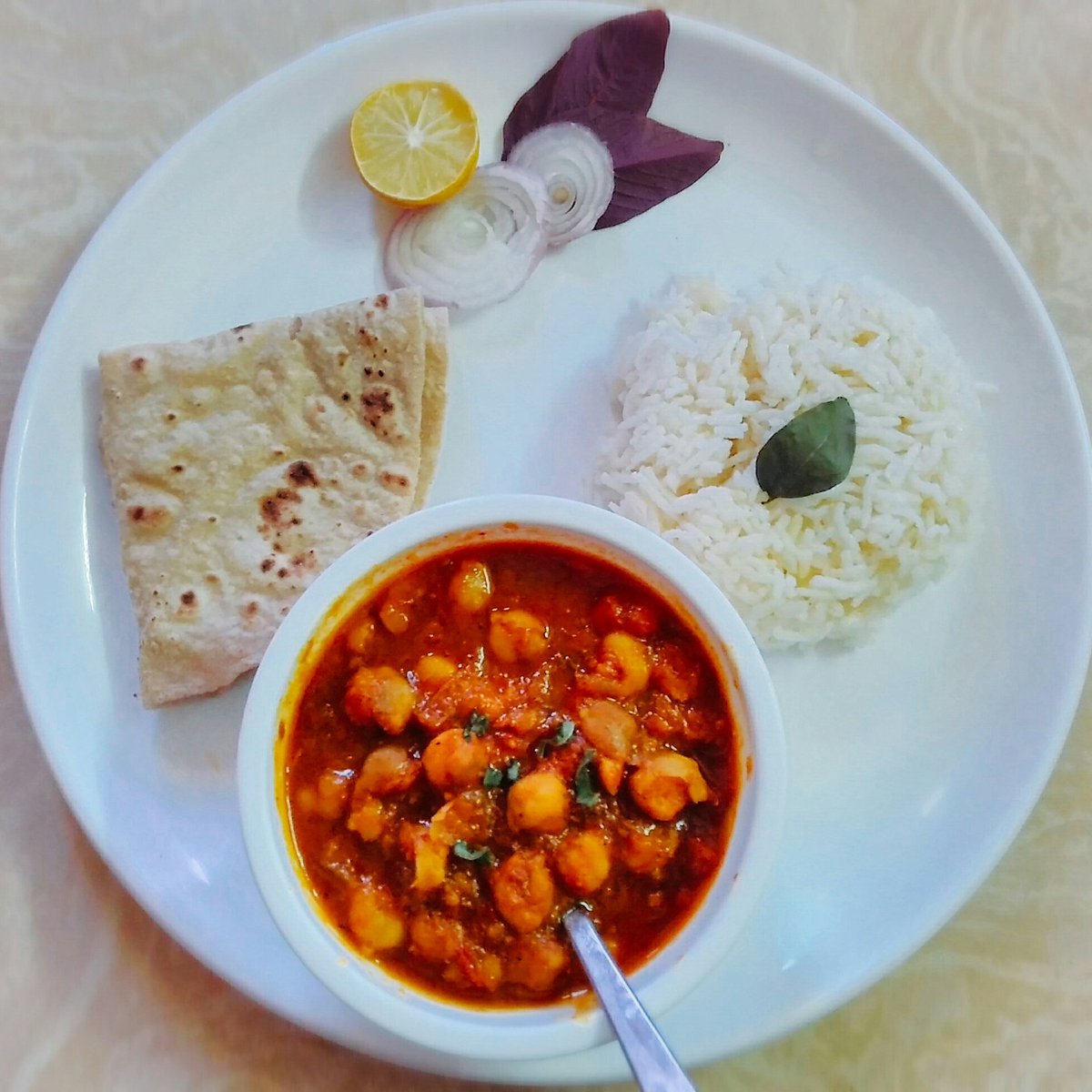 art_foodie's tweet photo. Homemade Indian spiced chickpeas (chole) gravy. 
Lunch : Chickpeas gravy, basmati rice, roti, onion, lemon🍋 https://t.co/VfzeKqhuFb