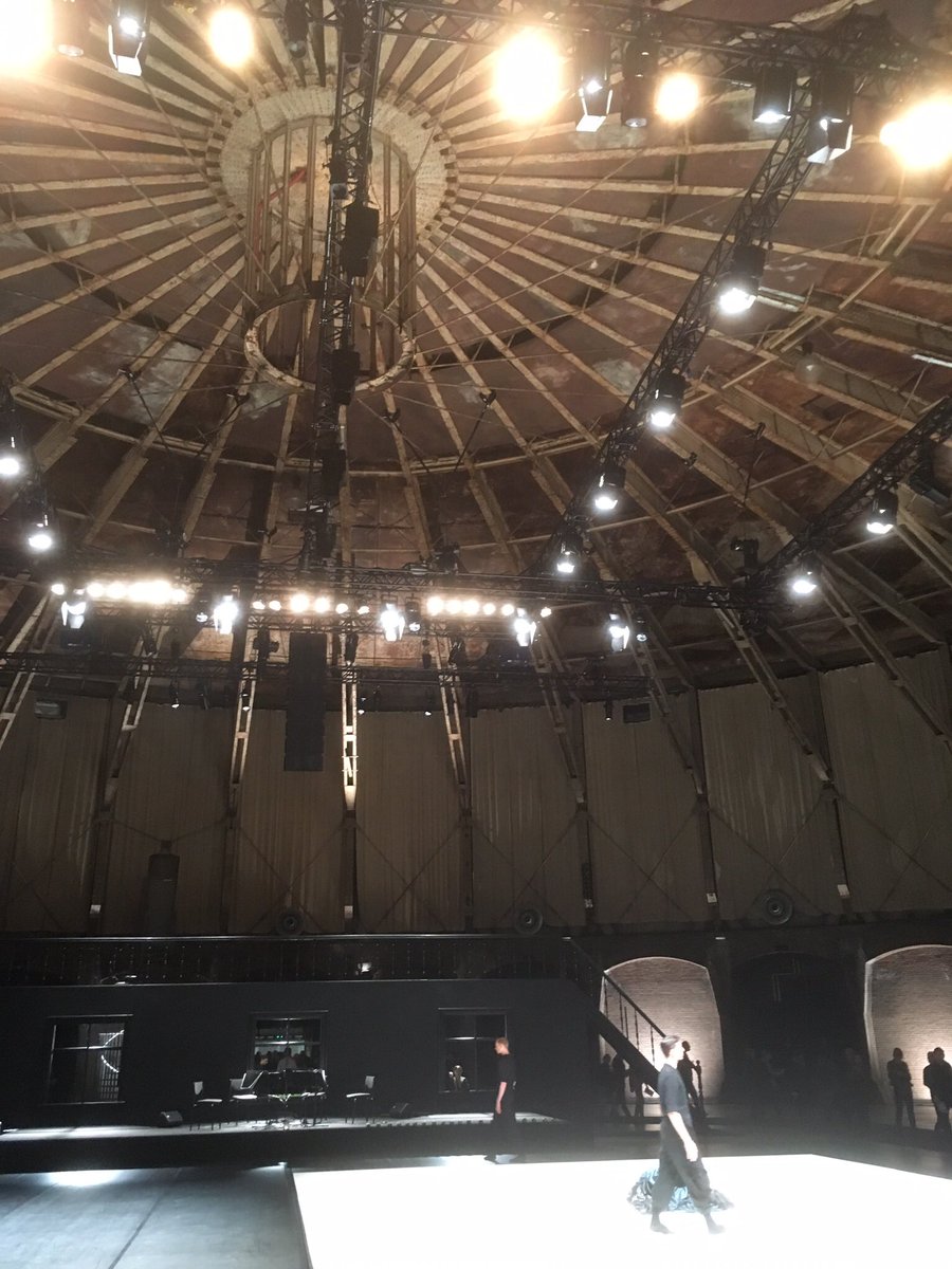 djeeset's tweet photo. Gisteravond prachtige, wervelende dansvoorstelling #spiritwalking gezien in mooie locatie in de #gashouder #amsterdam door het @NDTdance 1 https://t.co/Siu9aYm5gG